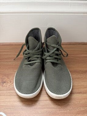 Men's lightly used Allbirds tree topper